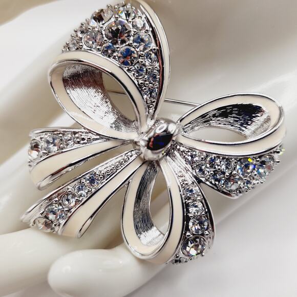 Vintage Nolan Miller Bow Brooch Rhodium Plated Clear Rhinestone White Enamel - Picture 3 of 11